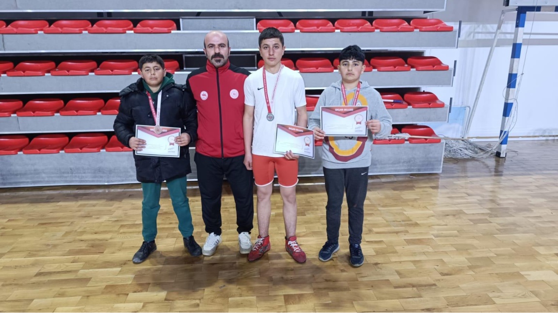 Güreş Müsabakasından Öğrencilerimiz Madalya ile Döndü.